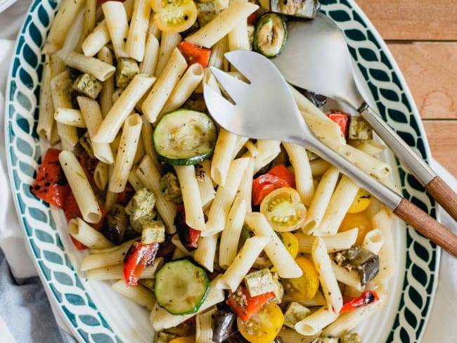 Salade de pâtes aux légumes d'été grillés