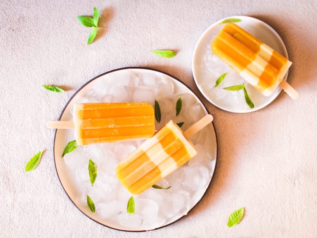 Bâtonnets glacés mangue yaourt façon glace à l'eau ou popsicles