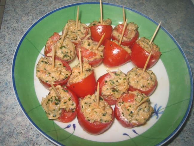 Tomates cerises farcies au thon, citron et à la coriandre