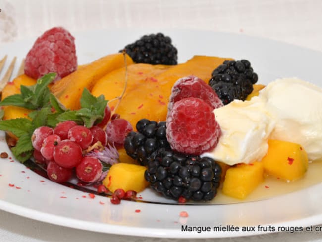 Mangue miellée aux fruits rouges et crème de chèvre