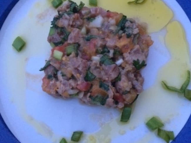 Tartare de thon rouge, tomate et oignon cébette