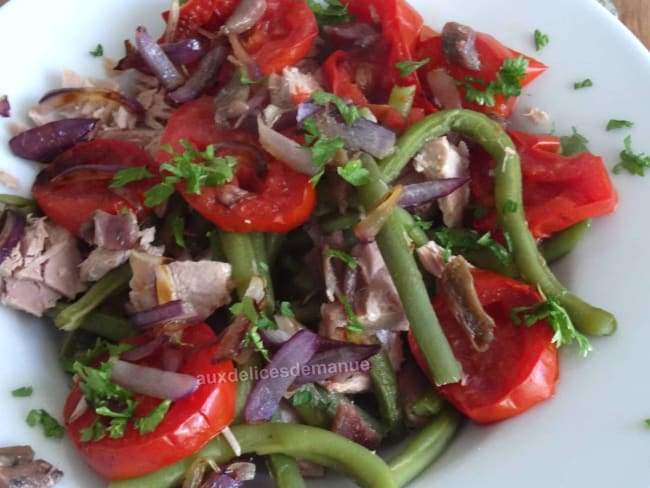 salade d'haricots verts et thon aux tomates et oignons grillés, sauce au yaourt