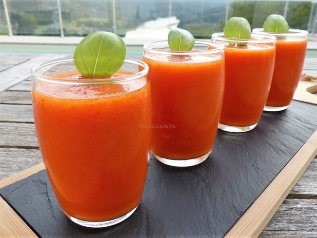 Soupe froide aux poivrons grillés et aux tomates