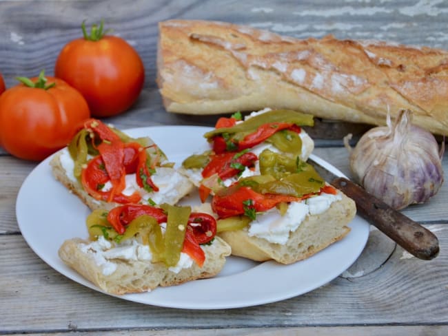 Tartines de poivrons et chèvre frais