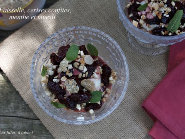 Faisselle, cerises confites, menthe fraîche et muesli