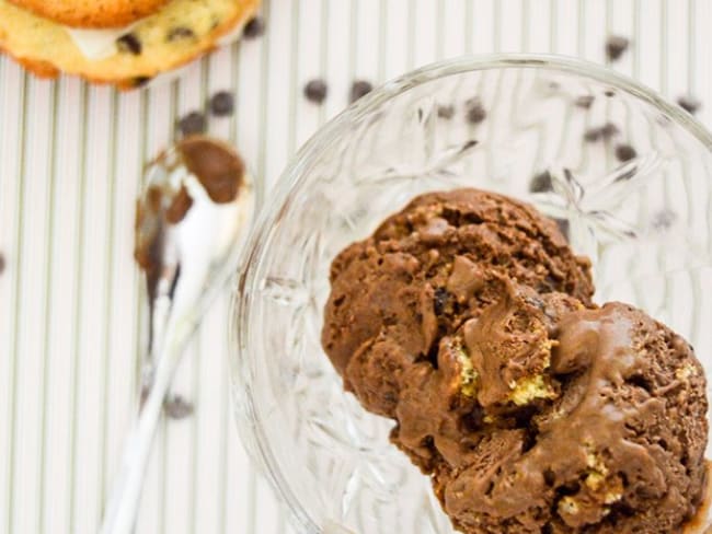 Glace chocolat et morceaux de cookies