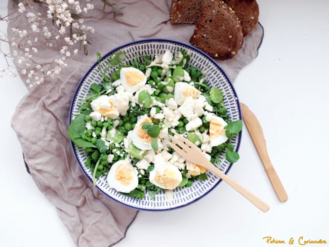 Salade fèves, petits pois, œufs et sauce au tahini