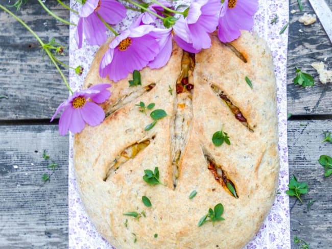 Fougasse aux herbes fraîches et tomates confites