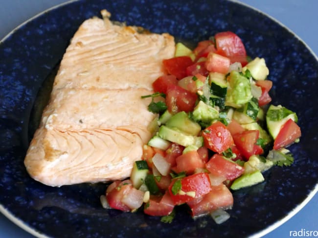 Saumon salade tomate courgette avocat