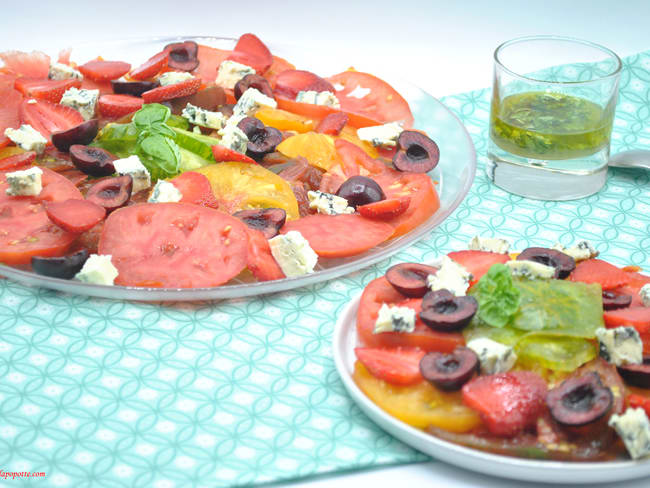 Salade de tomates, fraises, cerises, fromage