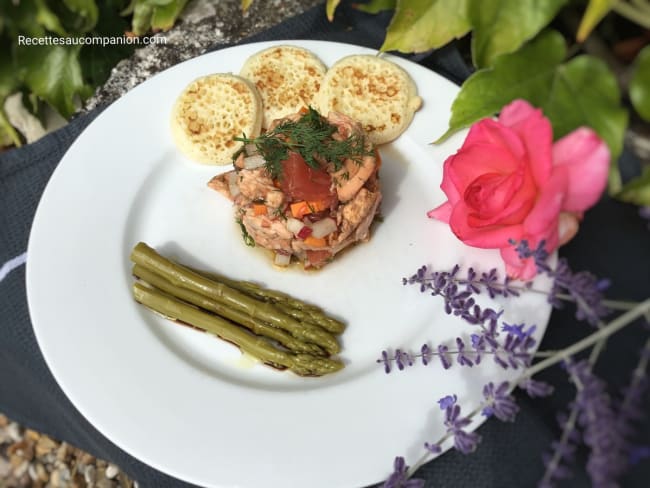 Tartare de saumon aux agrumes, petits légumes et asperges vertes