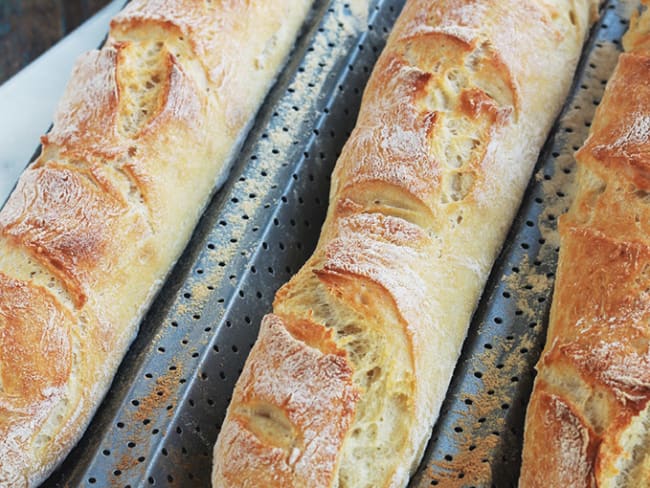 Pain baguette magique croustillante, sans pétrissage : la recette facile pour faire le pain