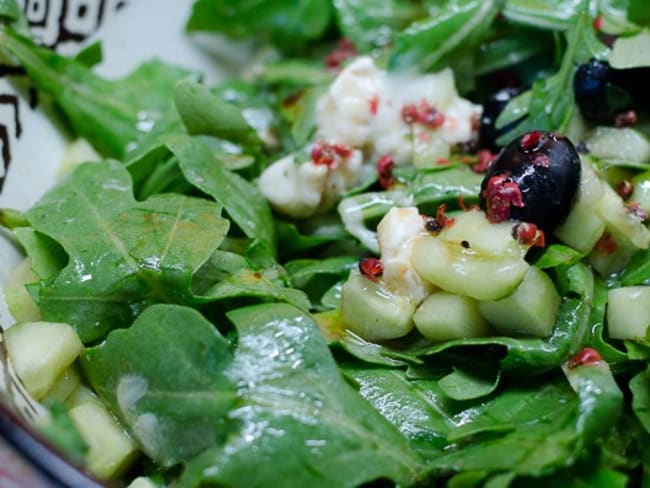 Salade de concombre, à la roquette, au chèvre et aux olives