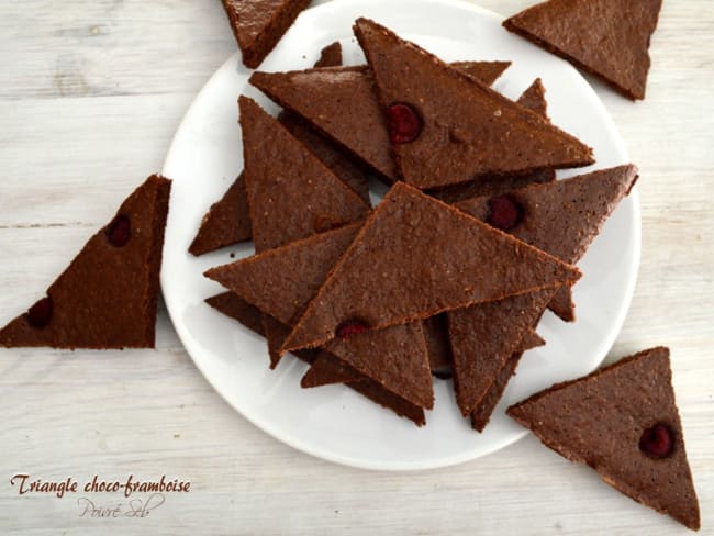 Triangle choco-framboise entre biscuit et gâteau