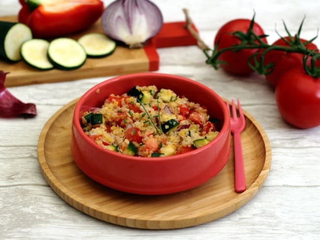 Salade de quinoa, lentilles corail, courgette, poivron et tomate