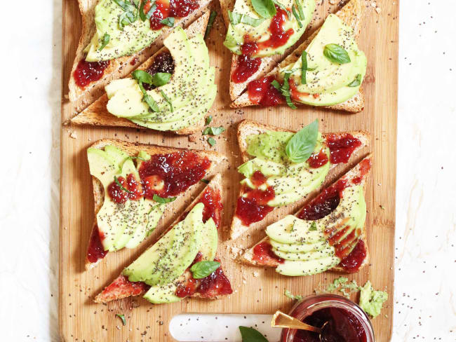 Toast d'avocat, confiture de fraise et framboise intenses Bonne Maman