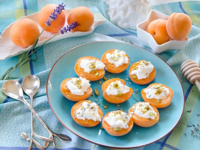 Abricots rôtis et farcis de faisselle de chèvre et pistaches