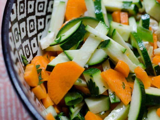 Salade de courgette, à la carotte, à la coriandre et aux noix de cajou