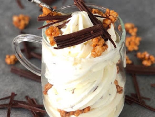 Glace au yaourt, copeaux de chocolat et pépites de noisettes caramélisées