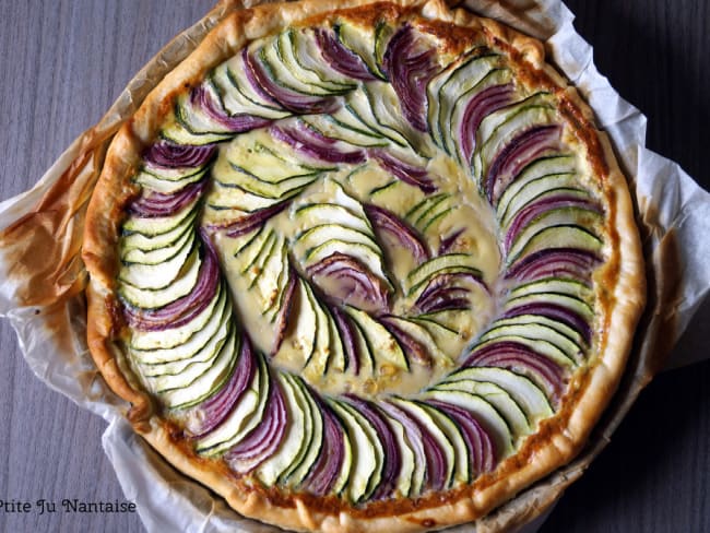 Tarte feuilletée à la courgette et à l’oignon rouge