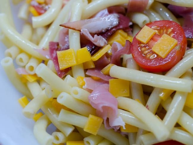 Salade de pâtes, au jambon cru, au cheddar et aux tomates cerises