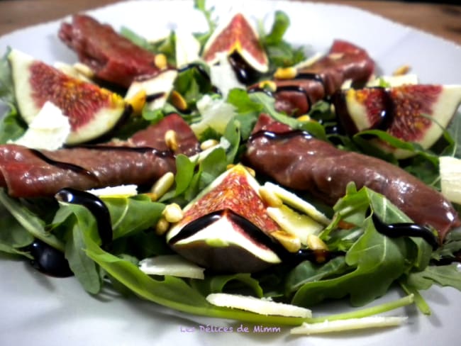 Petits roulés de bresaola à l'italienne à la mozzarella et à la figue fraîche