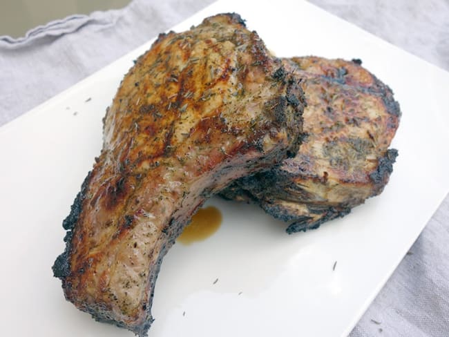 Côte de bœuf marinée aux herbes, cuite au barbecue