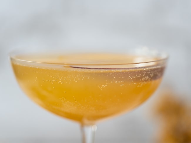 Cocktail au ratafia champenois et à la pêche