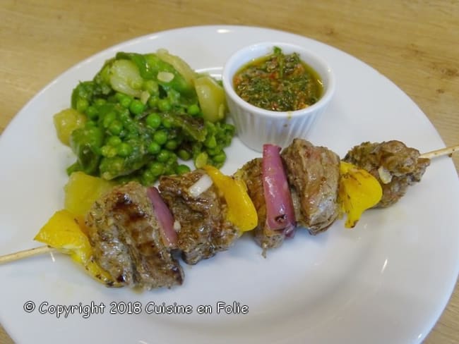 Brochettes de boeuf marinade à la moutarde et à la marjolaine et sa sauce salsa