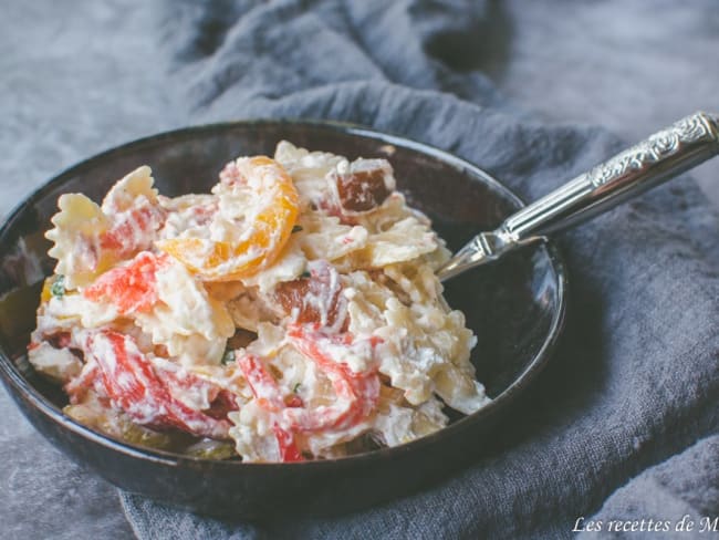 Salade de pâtes au saumon fumé, poivrons et chèvre frais