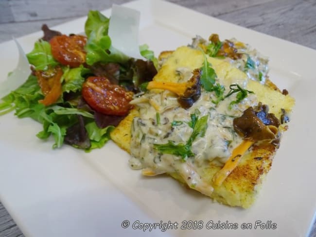 Galettes de polenta frites aux chanterelles, crème, marjolaine et sauge