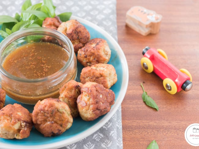 Boulettes de poulet au basilic thaï : une recette facile et rapide.