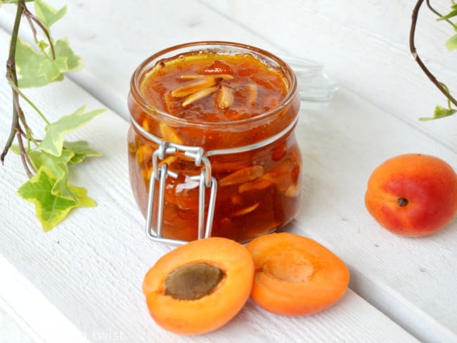 Confiture d'abricots vanillée aux amandes