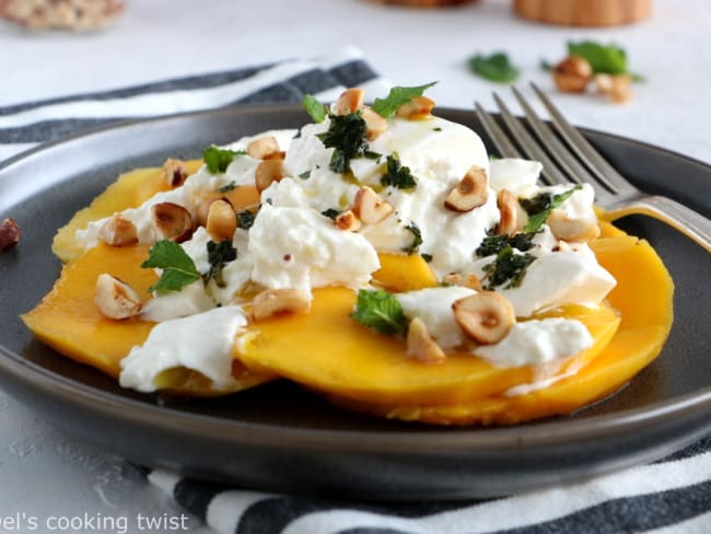 Salade de mangue à la burrata, noisettes grillées et pesto de menthe