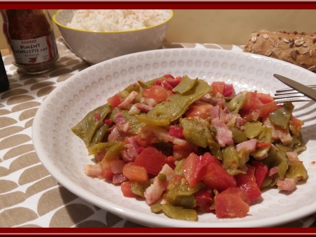 Poêlée de haricots verts plats, poivron, tomates et lardons