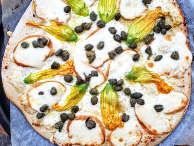 Pizza blanche aux fleurs de courgette et scamorza