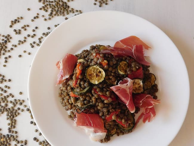 Salade de lentilles, poivrons et courgettes grillés, jambon sec - Une recette délicieuse en salade tiède