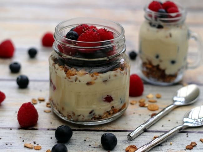 Verrine santé du petit-déjeuner aux fruits et muesli