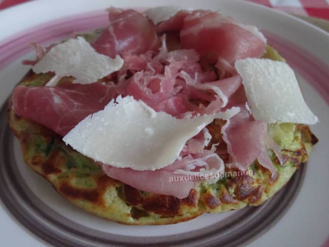 Blinis à la courgette et parmesan, garni au jambon de Parme