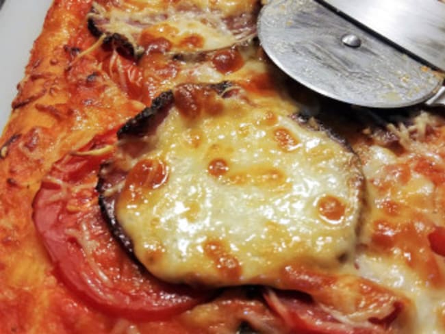 Pizza Corse : coppa poivrée et tomme de brebis