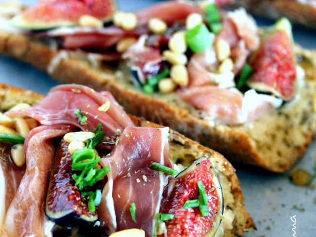 Tartines gorgonzola, figues et jambon cru de pays