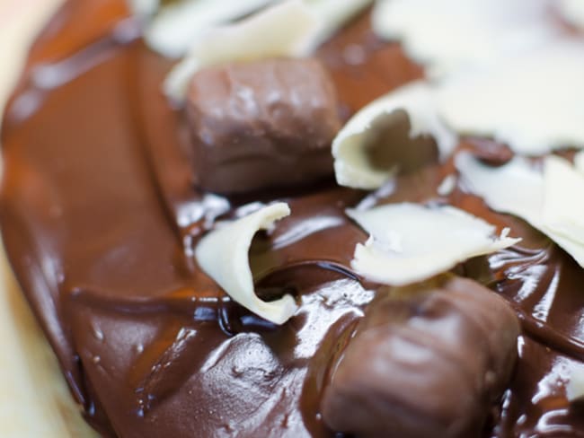 Gâteau tout chocolat avec des copeaux de chocolat blanc