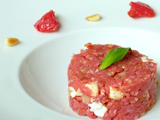 Tartare de boeuf express au chèvre, pignon et basilic