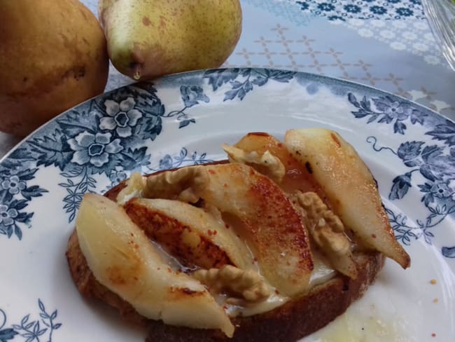 Tartine de pain de campagne, camembert et poires