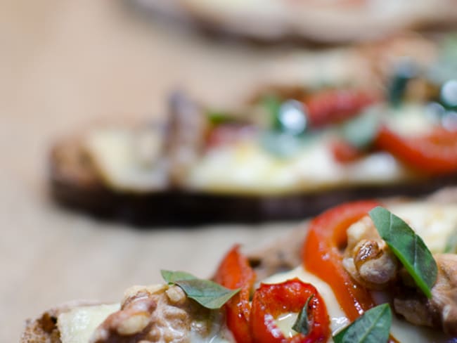 Bruschetta au poivron rouge, à la raclette et aux noix