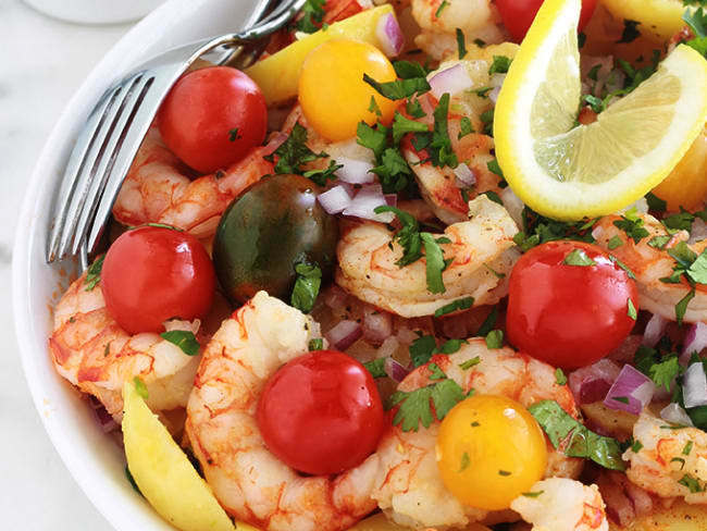 Salade de pommes de terre avec des crevettes et tomates