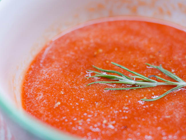 Soupe froide au poivron, à la tomate et au romarin