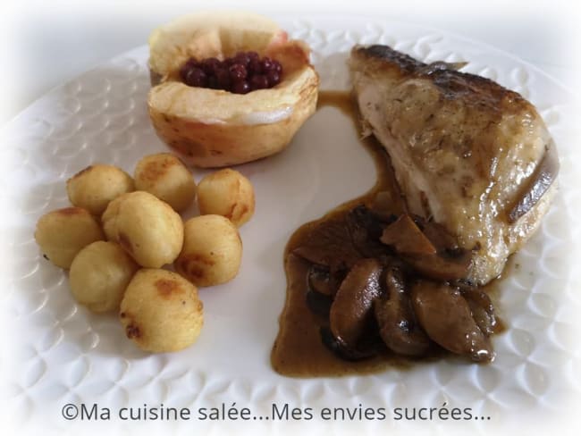 Pintade en cocotte aux champignons et ses pommes airelles