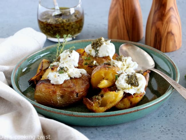 Pommes de terre écrasées au four, burrata et pesto