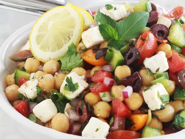 Salade de pois chiches au concombre, tomates, feta, olives